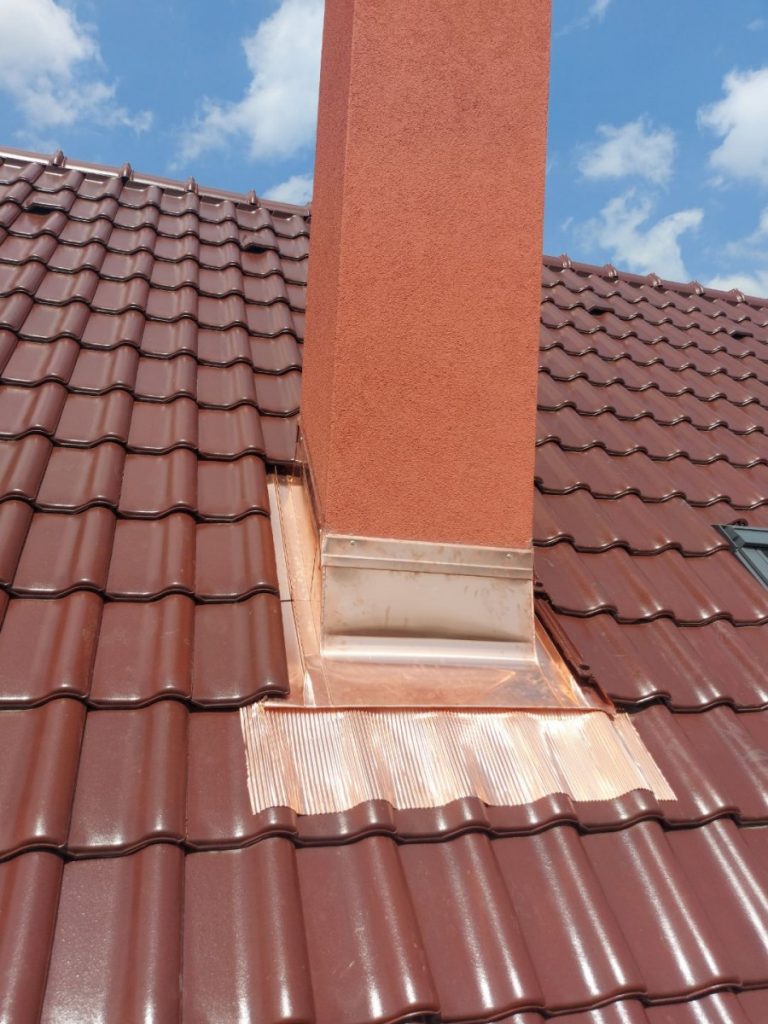 Lemovanie komína v materiály meď v kombinácií s pálenou škridlou