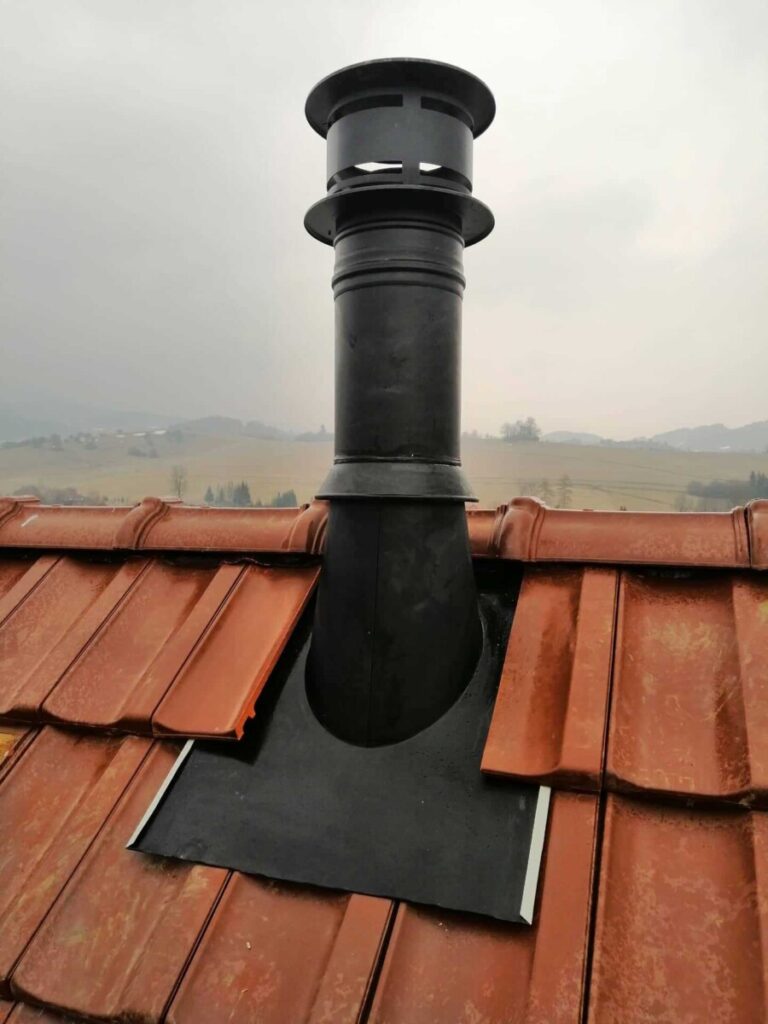 Oplechovanie kruhového prestupu s proti-dažďovou manžetou, ozn. SPS, lakoplastovaný pozinkovaný plech RAL 9005 MAT